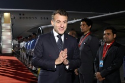 Emmanuel Macron (C) à son arrivée à Mumbai, en Inde, le 17 février 2026 - © AFP - Ludovic MARIN Emmanuel Macron (C) à son arrivée à Mumbai, en Inde, le 17 février 2026 - © AFP - Ludovic MARIN