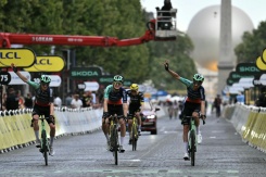 Paul Seixas et ses coéquipiers de la Decathlon CMA-CGM lors de l'arrivée de la 21e et dernière étape du Tour de France à Paris le 26 juillet 2026 - © AFP - Jeff PACHOUD Paul Seixas et ses coéquipiers de la Decathlon CMA-CGM lors de l'arrivée de la 21e et dernière étape du Tour de France à Paris le 26 juillet 2026 - © AFP - Jeff PACHOUD