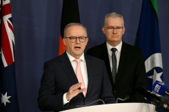 Le Premier ministre australien Anthony Albanese (G) s'exprime à propos de la commission royale fédérale sur l'attentat perpétré il y a cinq mois contre une fête juive sur la plage de Bondi, le 30 avril 2026 à Sydney - © AFP - Saeed KHAN