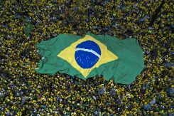 Vue aérienne des partisans du sénateur Flavio Bolsonaro, candidat du Parti libéral (PL) à la présidentielle, lors d'un rassemblement avant le second tour de l'élection, à Sao Paulo, le 18 octobre 2026 au Brésil - © AFP - Miguel SCHINCARIOL