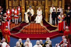 Le roi Charles III et la reine Camilla sont assis dans la salle de la Chambre des lords, au Parlement, à Londres, le 7 novembre 2023 - © POOL/AFP/Archives - Kirsty Wigglesworth