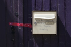 La boîte aux lettres de Jérôme Barella, portant un ruban de scellé rouge de la Gendarmerie nationale, lors d'une perquisition au domicile de ce suspect dans l'enquête sur la mort de la collégienne Lyhanna, le 6 juillet 2026 à Montestruc-sur-Gers, dans le Gers - © AFP/Archives - Valentine CHAPUIS La boîte aux lettres de Jérôme Barella, portant un ruban de scellé rouge de la Gendarmerie nationale, lors d'une perquisition au domicile de ce suspect dans l'enquête sur la mort de la collégienne Lyhanna, le 6 juillet 2026 à Montestruc-sur-Gers, dans le Gers - © AFP/Archives - Valentine CHAPUIS