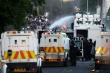 La police utilise des canons à eau pour bloquer l - © AFP