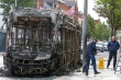 Nettoyage de la rue à côté d'un bus calcin - © AFP