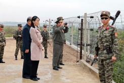 La puissante soeur du dirigeant nord-coréen Kim Jong Un, Kim Yo Jong, inspecte les fortifications le long de la frontière avec la Corée du Sud, le 20 octobre 2026 - © KCNA VIA KNS/AFP - STR La puissante soeur du dirigeant nord-coréen Kim Jong Un, Kim Yo Jong, inspecte les fortifications le long de la frontière avec la Corée du Sud, le 20 octobre 2026 - © KCNA VIA KNS/AFP - STR