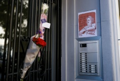Des fleurs déposées à l'entrée de l'ancien immeuble de la retraitée Maricarmen Abascal, expulsée de son logement et décédée la veille, le 8 septembre 2026 à Madrid - © AFP - Oscar DEL POZO Des fleurs déposées à l'entrée de l'ancien immeuble de la retraitée Maricarmen Abascal, expulsée de son logement et décédée la veille, le 8 septembre 2026 à Madrid - © AFP - Oscar DEL POZO