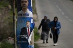 Affiches électorales des candidats aux législatives bulgares Delyan Peevski (en bas) et Djipo Djipov, le 14 avril 2026 près de Razgrad, en Bulgarie - © AFP/Archives - Nikolay DOYCHINOV