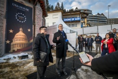 Le secrétaire américain au Trésor, Scott Bessent, s'exprime devant la Maison des Etats-Unis lors d'une conférence de presse au Forum économique mondial à Davos (Suisse), le 19 janvier 2026 - © AFP - Fabrice COFFRINI