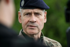 Pierre Schill, chef d'Etat-major de l'armée de terre, répond aux questions des journalistes lors du premier "challenge international" de drones militaires à Semoutiers-Montsaon, le 20 mai 2026 en Haute-Marne - © AFP - ARNAUD FINISTRE Pierre Schill, chef d'Etat-major de l'armée de terre, répond aux questions des journalistes lors du premier "challenge international" de drones militaires à Semoutiers-Montsaon, le 20 mai 2026 en Haute-Marne - © AFP - ARNAUD FINISTRE