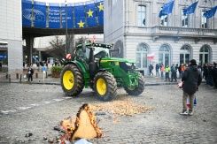 Un tracteur est stationné devant le Parlement européen, le 18 décembre 2025 à Bruxelles - © AFP/Archives - NICOLAS TUCAT