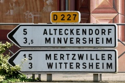 Il fait ainsi remarquer que les panneaux routiers s'adaptent à cette évolution en indiquant de moins en moins souvent la distance en kilomètres - © AFP/Archives - FREDERICK FLORIN Il fait ainsi remarquer que les panneaux routiers s'adaptent à cette évolution en indiquant de moins en moins souvent la distance en kilomètres - © AFP/Archives - FREDERICK FLORIN