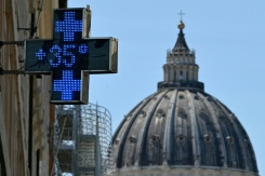 Le thermomètre d'une pharmacie affiche 35 degrés Celsius, avec en arrière plan le dôme de la basilique Saint-Pierre, à Rome en pleine vague de chaleur le 26 mai 2026 - © AFP - Alberto PIZZOLI Le thermomètre d'une pharmacie affiche 35 degrés Celsius, avec en arrière plan le dôme de la basilique Saint-Pierre, à Rome en pleine vague de chaleur le 26 mai 2026 - © AFP - Alberto PIZZOLI