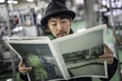 Le photographe Kazuma Obara regarde son œuvre "Le Journal" à l'imprimerie Kyoto Shimbun à Kumiyama, dans la préfecture de Kyoto, le 19 mars 2026 au Japon - © AFP - Yuichi YAMAZAKI Le photographe Kazuma Obara regarde son œuvre "Le Journal" à l'imprimerie Kyoto Shimbun à Kumiyama, dans la préfecture de Kyoto, le 19 mars 2026 au Japon - © AFP - Yuichi YAMAZAKI