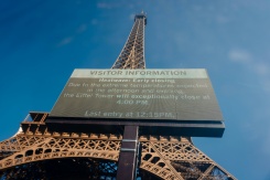 Un panneau d'affichage annonce la fermeture anticipée de la tour Eiffel en raison de la canicule, le 11 juillet 2026 à Paris  - © AFP - Dimitar DILKOFF