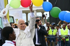 Le pape reçoit des ballons de la part d'enfants à Mongomo, en Guinée équatoriale, le 22 avril 2026 - © AFP - Alberto PIZZOLI