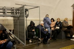 Des habitants se mettent à l'abri dans le métro de Kiev pendant une attaque aérienne russe, le 3 avril 2026 - © AFP - Tetiana DZHAFAROVA