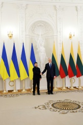 Le président ukrainien Volodymyr Zelensky (G) et son homologue lituanien Gitanas Nauseda lors d'une rencontre à Vilnius, le 25 janvier 2026 - © AFP - Petras Malukas