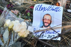 Des fleurs laissés sur un mémorial de fortune en hommage à Alex Pretti, un infirmier américain tué par balle par des agents fédéraux, à Minneapolis (Minnesota), le 25 janvier 2026 - © AFP - Octavio JONES Des fleurs laissés sur un mémorial de fortune en hommage à Alex Pretti, un infirmier américain tué par balle par des agents fédéraux, à Minneapolis (Minnesota), le 25 janvier 2026 - © AFP - Octavio JONES