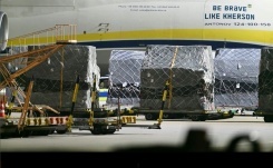 Des palettes de fret à proximité d'un Antonov ukrainien, à l'aéroport allemand de Leipzig-Halle, le 5 août 2026 (extrait d'une vidéo de News5) - © NEWS5/AFP - - Des palettes de fret à proximité d'un Antonov ukrainien, à l'aéroport allemand de Leipzig-Halle, le 5 août 2026 (extrait d'une vidéo de News5) - © NEWS5/AFP - -