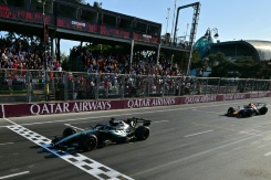 George Russell passe la ligne d'arrivée du GP d'Azerbaïdjan victorieux au volant de sa Mercedes devant la Red Bull du Néerlandais Max Verstappen (2e) le 26 septembre 2026 à Bakou - © POOL/AFP - Andrej ISAKOVIC George Russell passe la ligne d'arrivée du GP d'Azerbaïdjan victorieux au volant de sa Mercedes devant la Red Bull du Néerlandais Max Verstappen (2e) le 26 septembre 2026 à Bakou - © POOL/AFP - Andrej ISAKOVIC