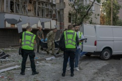 Le corps d'une victime est transporté dans un van à côté d'un immeuble résidentiel endommagé à la suite d'une frappe russe à Kiev, le 20 août 2026 - © AFP - Roman PILIPEY Le corps d'une victime est transporté dans un van à côté d'un immeuble résidentiel endommagé à la suite d'une frappe russe à Kiev, le 20 août 2026 - © AFP - Roman PILIPEY