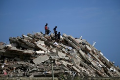Des habitants recherchent d'éventuels survivants sur un immeuble effondré à Catia La Mar, au Venezuela, le 25 juin 2026 - © AFP - Federico PARRA