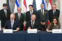 Le secrétaire d'Etat américain Marco Rubio (au centre à l'arrière) regarde (de gauche à droite au premier rang) l'ambassadeur israélien aux Etats-Unis Yechiel Leiter, le chef du cabinet du département d'Etat américain Daniel Holler, et l'ambassadrice libanaise aux Etats-Unis Nada Hamadeh signer un accord-cadre sur le conflit au Liban à Washington le 26 juin 2026 - © AFP - SAUL LOEB