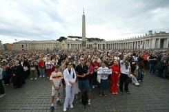 Des fidèles rassemblés place Saint-Pierre lors de la prière de l'Angélus du pape Léon XIV, au lendemain de son retour au Vatican après une intervention chirurgicale, le 18 octobre 2026 - © AFP - Andreas SOLARO