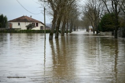 La crue de la Garonne inonde les rues de Tonneins dans le Lot-et-Garonne, le 13 février 2026 - © AFP - Christophe ARCHAMBAULT