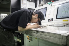 Un employé contrôle la qualité d'impression à l'imprimerie Kyoto Shimbun à Kumiyama, dans la préfecture de Kyoto, le 19 mars 2026 au Japon - © AFP - Yuichi YAMAZAKI Un employé contrôle la qualité d'impression à l'imprimerie Kyoto Shimbun à Kumiyama, dans la préfecture de Kyoto, le 19 mars 2026 au Japon - © AFP - Yuichi YAMAZAKI