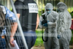 Des membres de la police scientifique recherchent des indices après qu'un jeune homme a été abattu par balle dans le quartier de la Bottière à Nantes, le 4 juin 2026 en Loire-Atlatnique - © AFP - Loic VENANCE