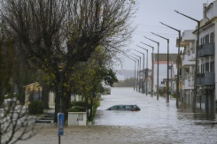 Une voiture submergée dans une rue inondée d'Alcacer do Sal lors de la Dépression Leonardo, le 4 février 2026 dans le sud du Portugal - © AFP - PATRICIA DE MELO MOREIRA