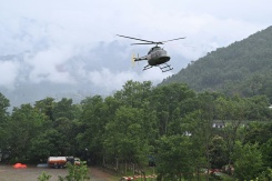 Un hélcoptère lors des opérations de sauvetage après la crue destructrice qui a fait plus de 600 morts à la frontière entre le Népal et la Chine, le 29 août 2026 à Trishuli, dans le district népalais de Nuwakot   - © AFP - Arun SANKAR