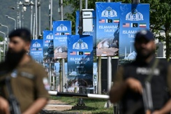 Des membres des forces de sécurité montent la garde le long d'une route temporairement fermée en prévision des pourparlers de paix américano-iranien, le 20 avril 2026 à Islamabad, au Pakistan  - © AFP - Aamir QURESHI