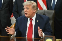 Le président américain Donald Trump parle à la presse dans le Bureau ovale de la Maison Blanche, à Washington, le 13 juillet 2026 - © AFP - SAUL LOEB