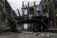 Sur le site d'une frappe russe sur un centre commercial de Kiev, le 19 octobre 2026 - © AFP - OLEKSII FILIPPOV