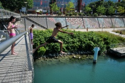 Un groupe d'adolescents saute dans le Rhône depuis la Passerelle de la Paix à Lyon, le 25 juin 2026
- © AFP/Archives - OLIVIER CHASSIGNOLE Un groupe d'adolescents saute dans le Rhône depuis la Passerelle de la Paix à Lyon, le 25 juin 2026
- © AFP/Archives - OLIVIER CHASSIGNOLE
