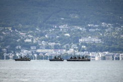 Des bateaux militaires suisses patrouillent sur le lac Léman au large de la ville d'Évian-les-Bains, avec l'Hôtel Royal (d) en arrière-plan, le 10 juin 2026 à Lausanne, en Suisse - © AFP - Fabrice COFFRINI Des bateaux militaires suisses patrouillent sur le lac Léman au large de la ville d'Évian-les-Bains, avec l'Hôtel Royal (d) en arrière-plan, le 10 juin 2026 à Lausanne, en Suisse - © AFP - Fabrice COFFRINI
