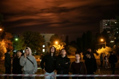 Des habitants observent le site d'une frappe russe sur un immeuble résidentiel à Kiev, le 14 octobre 2026 en Ukraine - © AFP - Genya SAVILOV