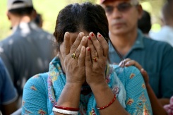 Une proche d'une personne disparue dans les inondations, à Trishuli Bazar, Népal, le 5 septembre 2026 - © AFP - Pedro PARDO