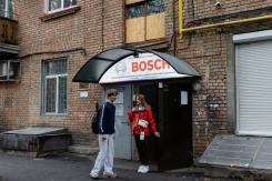 Anastassiia Jmoutskaet son fils Oreste se rendent à l'école après une alerte aérienne, à Kiev, le 13 octobre 2026 en Ukraine - © AFP - Tetiana DZHAFAROVA Anastassiia Jmoutskaet son fils Oreste se rendent à l'école après une alerte aérienne, à Kiev, le 13 octobre 2026 en Ukraine - © AFP - Tetiana DZHAFAROVA