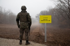 Un soldat sud-coréen devant un panneau marquant la ligne de démarcation militaire entre la Corée du Sud et la Corée du Nord, le 3 décembre 2018 près de Cheorwon, dans le nord de la Corée du Sud - © AFP/Archives - Yelim LEE Un soldat sud-coréen devant un panneau marquant la ligne de démarcation militaire entre la Corée du Sud et la Corée du Nord, le 3 décembre 2018 près de Cheorwon, dans le nord de la Corée du Sud - © AFP/Archives - Yelim LEE