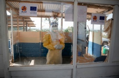 Des personnels de santé en combinaison de protection au centre de traitement d’Ebola de l’Hôpital général de référence de Rwampara, le 12 juin 2026 en RDC - © AFP - Jospin Mwisha Des personnels de santé en combinaison de protection au centre de traitement d’Ebola de l’Hôpital général de référence de Rwampara, le 12 juin 2026 en RDC - © AFP - Jospin Mwisha