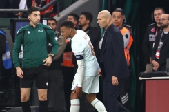 Le sélectionneur des Bleus Zinédine Zidane (D) et son capitaine Kylian Mbappé (C), au moment de sa sortie sur blessure, lors d'un match de Ligue des nations en Turquie, le 25 septembre 2026 au Kocaeli Stadium d'Izmit - © AFP - FRANCK FIFE