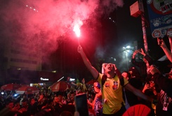 Un partisan du président Luiz Inacio Lula da Silva célèbre l'annonce des résultats du second tour de l'élection présidentielle à Rio de Janeiro, au Brésil, le 25 octobre 2026 - © AFP - Juan BARRETO