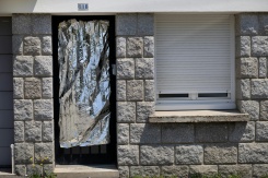 Une couverture de survie fixée sur une porte à Lorient, dans le Morbihan, le 10 juillet 2026 lors d'une nouvelle vague de chaleur en France - © AFP - Fred TANNEAU Une couverture de survie fixée sur une porte à Lorient, dans le Morbihan, le 10 juillet 2026 lors d'une nouvelle vague de chaleur en France - © AFP - Fred TANNEAU