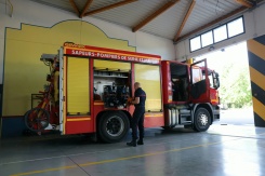 Un pompier du service d'incendie et de secours (SDIS 77) vérifie le fonctionnement d'un véhicule dans la caserne de Ferrières-en-Brie, en Seine-et-Marne, le 10 juillet 2026  - © AFP - Thomas SAMSON