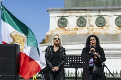 L'autrice franco-iranienne Marjane Satrapi (d) participe à une manifestation pour le 2e anniversaire du mouvement de protestation populaire en Iran déclenché par la mort en détention de Mahsa Amini, le 15 septembre 2024 à Paris - © AFP/Archives - Sameer Al-DOUMY