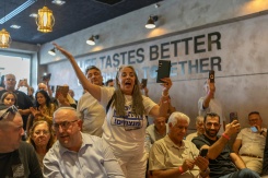 Des partisans du Premier ministre israélien Benjamin Netanyahu, attendent son arivée dans un café à Dimona, le 21 octobre 2026 en Israël - © AFP - Ilia YEFIMOVICH Des partisans du Premier ministre israélien Benjamin Netanyahu, attendent son arivée dans un café à Dimona, le 21 octobre 2026 en Israël - © AFP - Ilia YEFIMOVICH