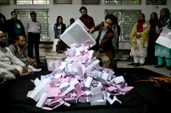 Début du dépouillement un bureau de vote à Dacca, lors des élections législatives au Bangladesh, le 12 février 2026 - © AFP - Sajjad HUSSAIN